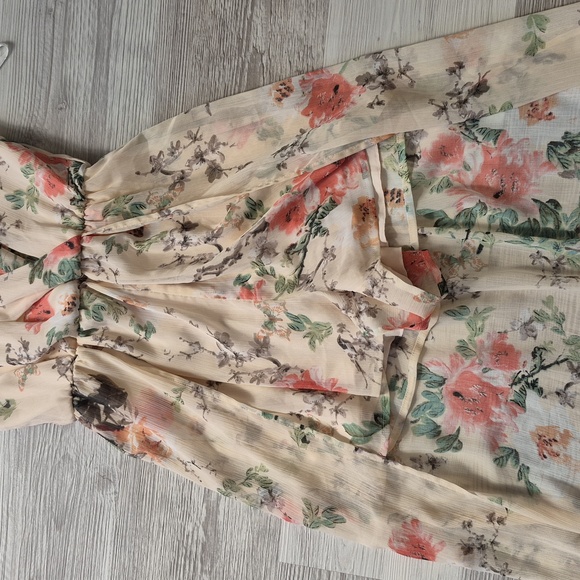 Gorgeous romper - Picture 2 of 4